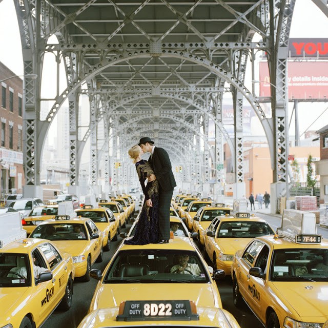 "Edythe and Andrew kissing on top of taxis" di Rodney Smith